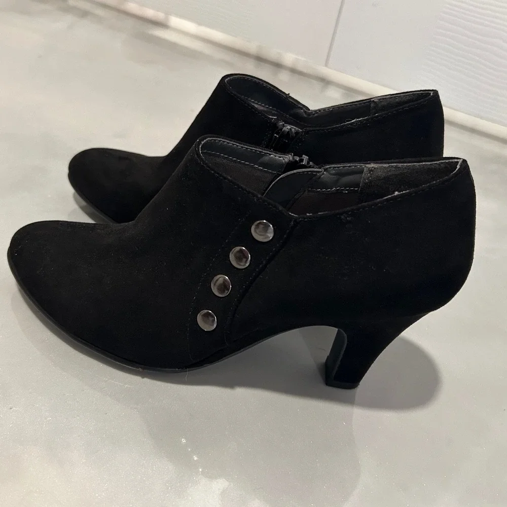 Womens Black Suede Ankle Booties Side Zip Stacked Heel Stud‎ Detail Size 8.5